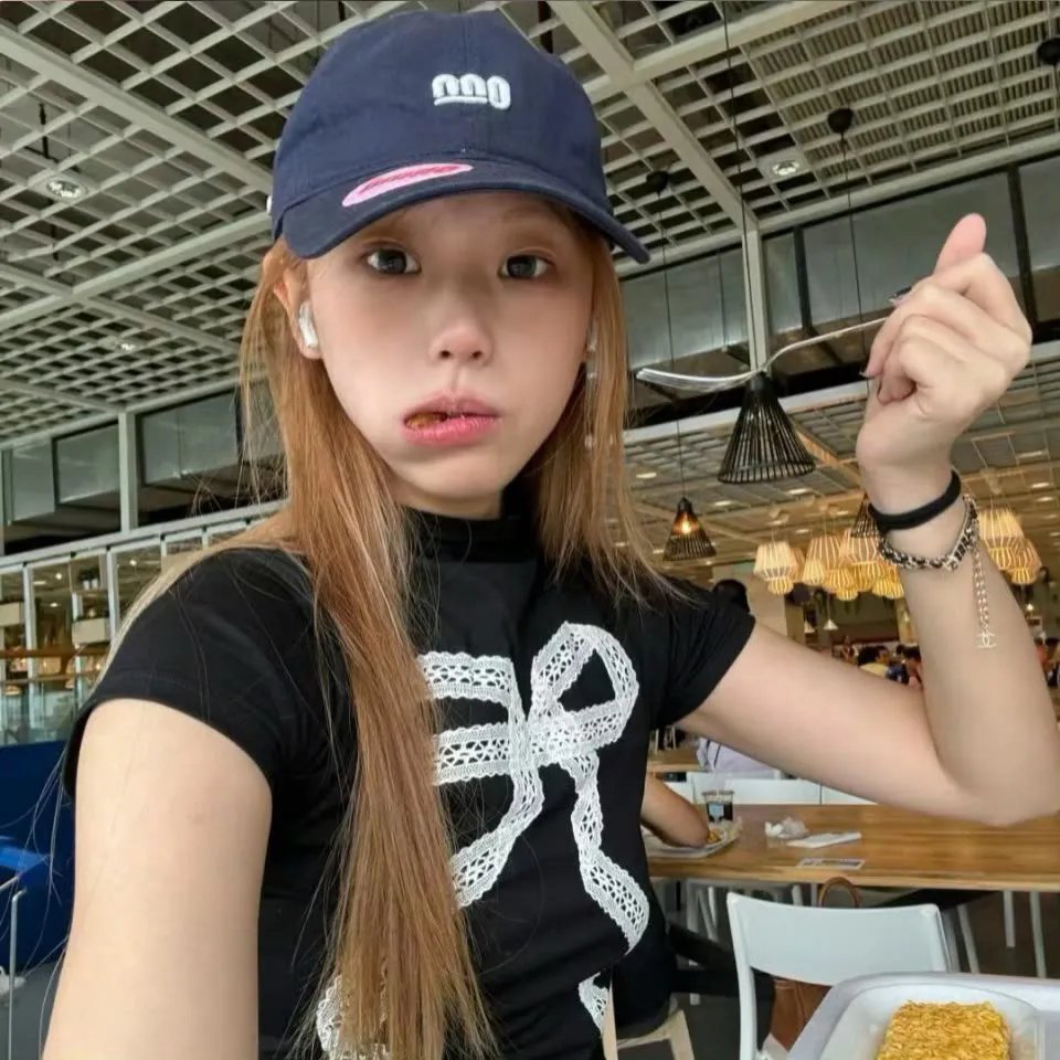 皮裘大衣女人 封面